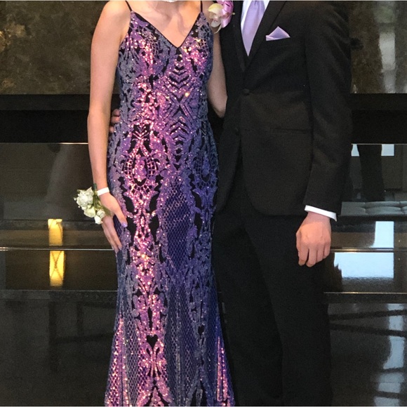 Prom dress size 1 but fit me and I’m a size 3 straps are adjustable!Fully padded - Picture 4 of 10